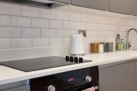 Beautiful Apartment Overlooking A Garden London Exteriör bild